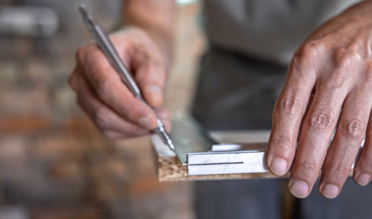Volets et boiseries en bois poncés et repeints par un artisan peintre en Alsace